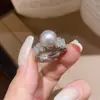 Anel Largo Exquisito Estilo Europeu e Americano com Zircônia e Pérola para Mulheres, Anel de Dedo Indicador High-End de Luxo Leve com Design Versátil