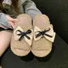Chinelos femininos fofos, para usar ao ar livre, com laço, solado plano, novo estilo, chinelos de algodão, 2026, estilosos, alta qualidade, outono/inverno, versátil