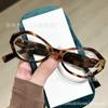 Marco de color con forma de huevo de paloma transfronterizo nuevo, espejo de lectura para ancianos, pata de resorte impresa a cinco colores, gafas de lectura HD al por mayor