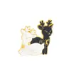 AliExpress nuevo caricatura lindo gato abrazando pingüino personalidad retro creativa pintura metal broche en stock