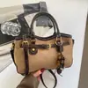 Bolsa colgante de adorno con estampado de leopardo miu de alta gama para mujer, nuevo estilo 2026, bolso de mano retro de un solo hombro, bolso cruzado versátil para el trabajo
