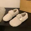 Zapatos postparto lana de cordero suela plana invierno 2026 forro polar estilo coreano zapatos de algodón para mujer cubierta de talón cálido velcro mágico moda