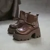 Jiezhou Colección Otoño 2026: Botines de tobillo de estilo retro, piel de vaca de primera capa, con plataforma para aumentar la altura, suela gruesa, zapatos de mujer modernos y versátiles