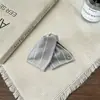 2026 Nuevo Pinza de Garra Triangular Mousse Café con Leche para Mujer Pin de Tiburón Peludo de Lunares Pin Grande para Moño de Cabello para Mujer Accesorios para el Cabello Otoño/Invierno