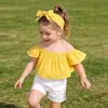 Conjunto de dos piezas de ropa infantil moderna con pantalones cortos vaqueros para niñas, top rosa con hombros descubiertos y pantalones cortos blancos.