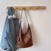 Bolsa de balde casual macia estilo coreano 2026, bolsa de ombro e transversal versátil com textura de nicho, bolsa de mão de grande capacidade