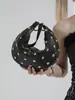 Bolsos transfronterizos estilo retro europeo y americano para motocicleta con tachuelas bolsa tipo dumpling 2026 nueva moda bolsa de trabajo bandolera para mujer