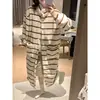 Pijama de forro polar coral para mujer, diseño dulce y retro a rayas, engrosado para abrigar, adecuado para otoño e invierno, se puede usar como bata o ropa de estar