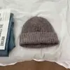 Gorro de Punto Suave Estilo Japonés Versátil Unisex Versión Coreana Color Sólido Adelgazante para la Cara Cálido Protector de Orejas Gorro para Estudiantes