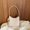 Elegante bolsa de ombro trançada para mulheres, novo modelo outono 2026, bolsa de mão texturizada de luxo discreto de nicho, bolsa transversal para o dia a dia