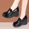 Mocassins Femininos com Salto Anabela e Solado Grosso 2026 Outono Slip-On Estilo Britânico Sapatos Pequenos de Couro Solado Macio Antiderrapante Sapatos para Mãe