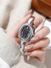 Reloj de Pulsera Retro de Venta Caliente Transfronterizo para Mujer con Números Romanos Ovalados, Reloj con Pulsera de Anillo Dorado, Disponible en Múltiples Colores