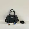 Bolsa de ombro feminina quadrada pequena transfronteiriça, nova coleção outono/inverno 2026, bolsa bowling retrô de camurça, bolsa de ombro simples