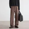 Além disso, estas são calças casuais clássicas, estilo vintage, com cintura de cordão e perna larga para homens, perfeitas para o outono, apresentando um design texturizado de dupla prega, um corte solto e uma perna reta, adequadas para o trajeto diário.