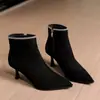 Nuevas botas cortas de mujer para otoño/invierno 2026, con forro de felpa, punta fina sexy, efecto adelgazante, diseño de moda, tacón esbelto y adornos de pedrería, creando un look elegante y con estilo