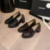 Mocassins Super Macios com Salto Grosso, Novo Estilo Britânico 2025 Sapatos Pretos de Couro que Aumentam a Altura para Mulheres, Temporada de Outono