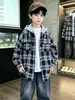 Camisa de cuadros con capucha para niños, chaqueta holgada estilo coreano para primavera y otoño, top de manga larga moderno y genial para niños mayores, ropa de otoño