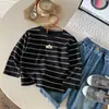 Camiseta listrada de manga comprida para meninos, estilo primavera e outono, camiseta básica infantil estilosa, novo modelo 2026, moletom versátil de outono para bebê 3
