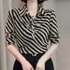 Sucesso de transmissão ao vivo: top elástico com gola alta e estampa de listras diagonais, nova moda verão 2026, camisa feminina estilosa e versátil de manga curta