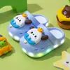 Nuevos y lindos zuecos de dibujos animados de helicóptero con suelas suaves e luces para niños, zapatillas versátiles ligeras de EVA para exteriores