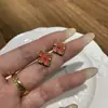Buqi Lati Pendientes Mini Pequeños Cepillados Italianos Blanco Natural Flor de Fritilario Trébol de Cuatro Hojas Pendientes Estilo Corte Vintage