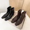 Botas Femininas de Cano Curto com Zíper Traseiro que Aumentam 5,5CM de Altura, Botas da Moda Inverno 2026 de Pele de Ovelha com Bico Quadrado e Salto Médio Tamanho 40
