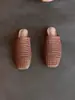 2026 Novo Estilo Meia-Pantufa Tecida Vazada Fechada na Ponta para Mulheres, Sandálias de Moda Planas de Verão com Bico Quadrado, de Calçar