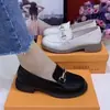 Populares zapatos de mujer de cuero suave, nuevo estilo otoño 2026, zapatos planos casuales elegantes antideslizantes para madres de mediana edad