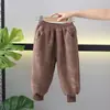 Calça Térmica Infantil Masculina de Inverno com Estampa Completa de Cabeça de Urso 2025 Nova Estilosa Calça de Lã com Urso Embossado para Bebês e Crianças Pequenas