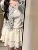 Conjunto de Três Peças Feminino Primavera 2024 Cardigan de Tricô com Gola Careca e Laço Jaqueta Camiseta de Manga Longa Empilhada Saia