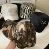 Gorra de hípica de ala plana con estampado de leopardo y remaches tachonados, gorra de vendedor de periódicos vintage desgastada de alta gama, gorra de mujer moderna y única