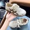 Populares zapatillas de entrenamiento alemanas retro de suela gruesa para mujer, nuevo modelo versátil casual cómodo de otoño 2026 con suelas suaves, zapatos blancos