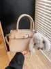 Bolso Pequeño Cuadrado de Lujo Ligero de Gama Alta Retro de Nicho de Moda para Mujer 2025 Nuevo Modelo Alta Estética Simple Casual Bolso de Hombro Cruzado