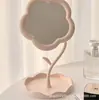 Espelho de maquiagem floral estilo Ins, um espelho de mesa fofo e feminino, perfeito para penteadeiras, dormitórios estudantis e como um espelho portátil para retoques.