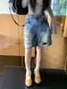 Shorts de mezclilla de cinco puntos rectos de pierna ancha talla grande para mujer, diseño versátil moderno estilo americano, verano 2026, nuevos rotos