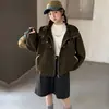 Nueva chaqueta con capucha de gamuza elegante y a la moda para niña, abrigo cortavientos holgado bordado para primavera y otoño
