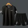 Traje Esportivo Masculino de Verão Casual para Academia Corrida Gola Redonda Solto Estampado em Grupo Secagem Rápida Traje de Duas Peças