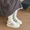 Zapatillas blancas de suela gruesa para mujer con correas de velcro, colección primavera 2026, mocasines que aumentan la altura, zapatos casuales de nicho de moda, zapatillas de skate versátiles
