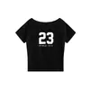 Camiseta Feminina de Manga Curta Off-Shoulder, Novo Estilo Esportivo de Verão, Design com Estampa 23, Ombro Assimétrico, Blusa Casual Solta