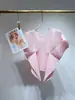 Venda direta da fábrica: Top feminino Miyake de manga curta com gola redonda, design de barra irregular, estilo curto plissado, camiseta versátil