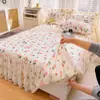 Faldón de cama acolchado 100% algodón estilo dos en uno sábana de cama estilo campestre con flores pequeñas cubierta de cama antideslizante