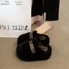 Chinelos de sola grossa para mulheres, estilo coreano, com tiras de fivela, novo design 2026, fofos e de pelúcia, confortáveis para usar preguiçosamente, adequados para figuras pequenas, chinelos de algodão da moda