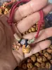 Pulseira de Fio Vermelho com Cuia de Madeira de Pessegueiro e Pingente de Segurança para Homens e Mulheres, Pulseira Trançada da Moda Nacional para Casais com Design de Flor da Sorte