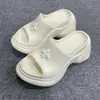 Chinelos de Solado Grosso para Mulheres, Adequados para Uso Externo, Nova Moda Tendência 2026 Chinelos de Verão com Aumento de Altura de 10 cm