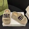 Pantuflas cómodas, de felpa y con suela gruesa para mujer, perfectas para usar en otoño e invierno, con un nuevo diseño de patrones de letras y un estilo versátil para 2026