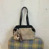 Bolsa de ombro da moda com textura fosca para mulheres 2026, uma bolsa de axila de nicho de alta qualidade com design retrô e minimalista, adequada para usar no ombro ou na mão