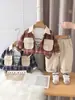 Conjunto de tres piezas de chaqueta a cuadros con cuello y doble bolsillo para bebés y niños pequeños, nuevo traje de moda otoño 2026 para niños