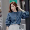 Foto Real de Camisa Jeans Vintage para Mulheres, Outono 2025, Mangas Bufantes, Gola Alta, Corte Slim, Única, Estilosa, Camisa Versátil em Azul