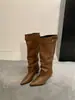 Botas de montaria retrô de bico fino, elegantes, plissadas e afinadoras de salto alto para mulheres, coleção outono/inverno 2026, com fivela de cinto e um design de bota longo e fino