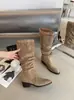 Outono/Inverno 2026 Botas de Cano Alto Empilhadas com Bico Fino e Acabamento em Renda Botas Western Cowboy Retrô Femininas Camurça Salto Bloco Emagrecedor Cano Alto